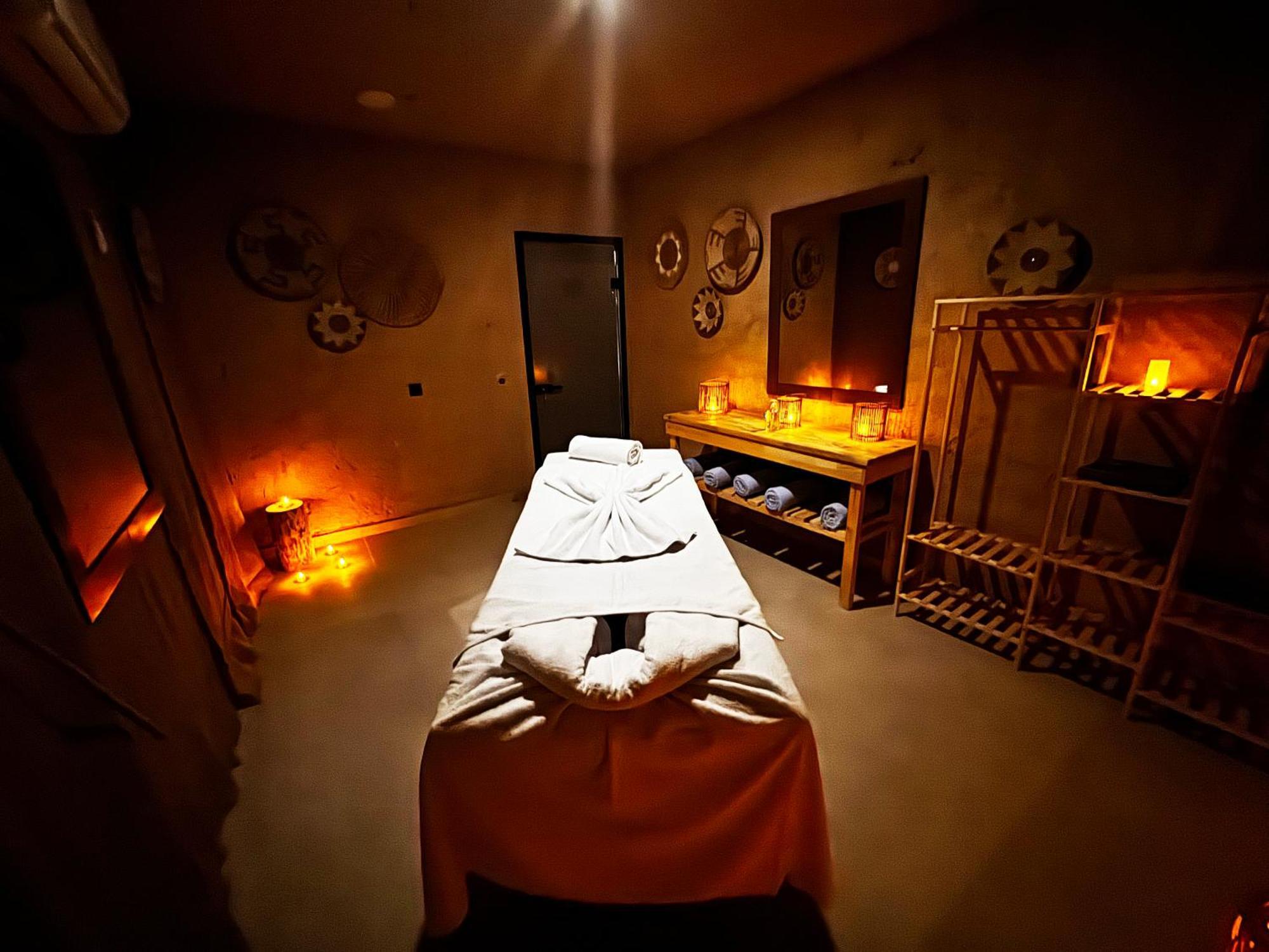 Wolf Of The City & Spa Готель *